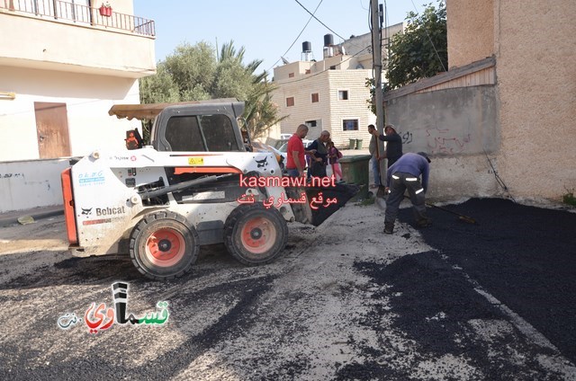  كفرقاسم : تعبيد ازقة الاحياء بحضور رئيس البلدية المحامي عادل بدير والاهالي يطالبون المزيد من العمل في مناطق اخرى . 